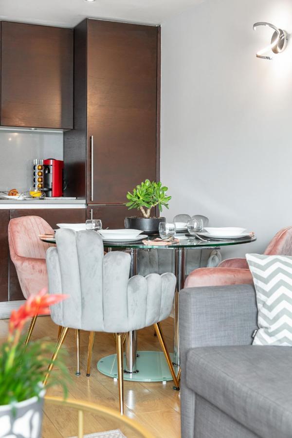 Stunning Apartment With Underground Parking! London Kültér fotó